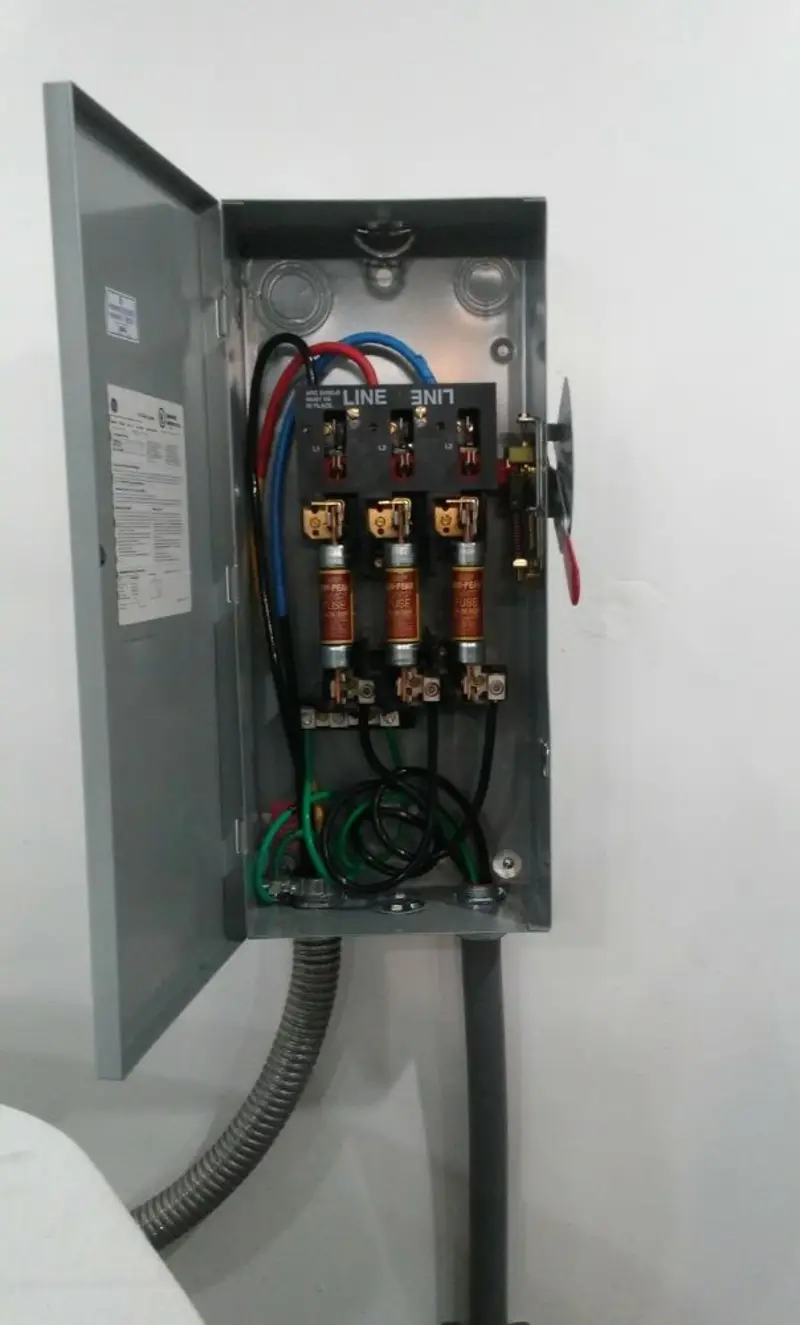 Three-phase disconnect switch installed for Smoke Detector Installation in National City